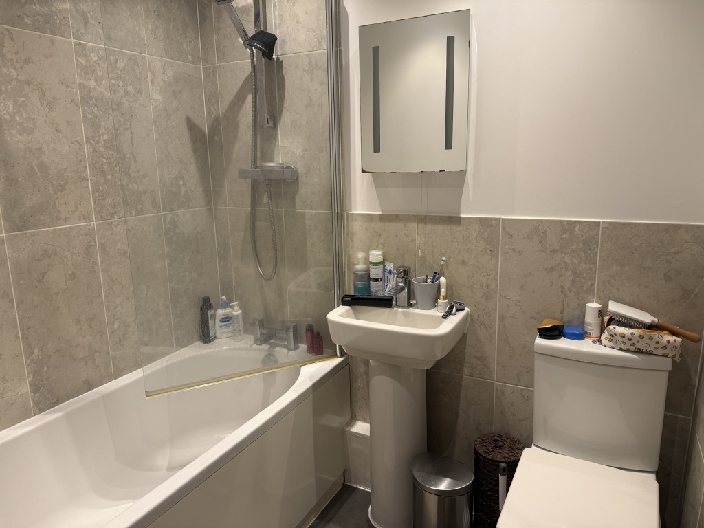 Lot: 139 - ONE-BEDROOM LEASEHOLD FLAT FOR INVESTMENT - Modern bathroom suite